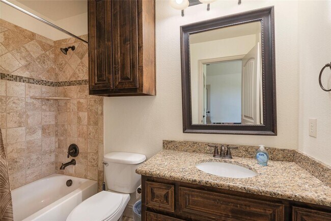 Building Photo - Oak Point Beauty