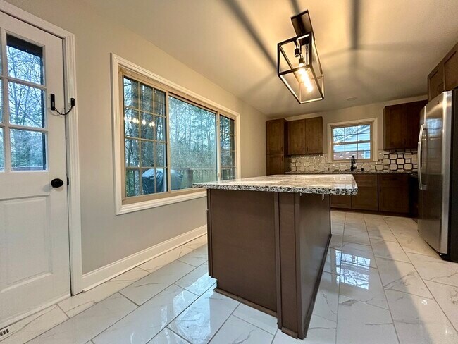 Building Photo - 5922 Amity Pl