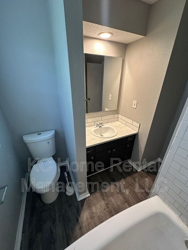 Building Photo - 212 N Oak Dr