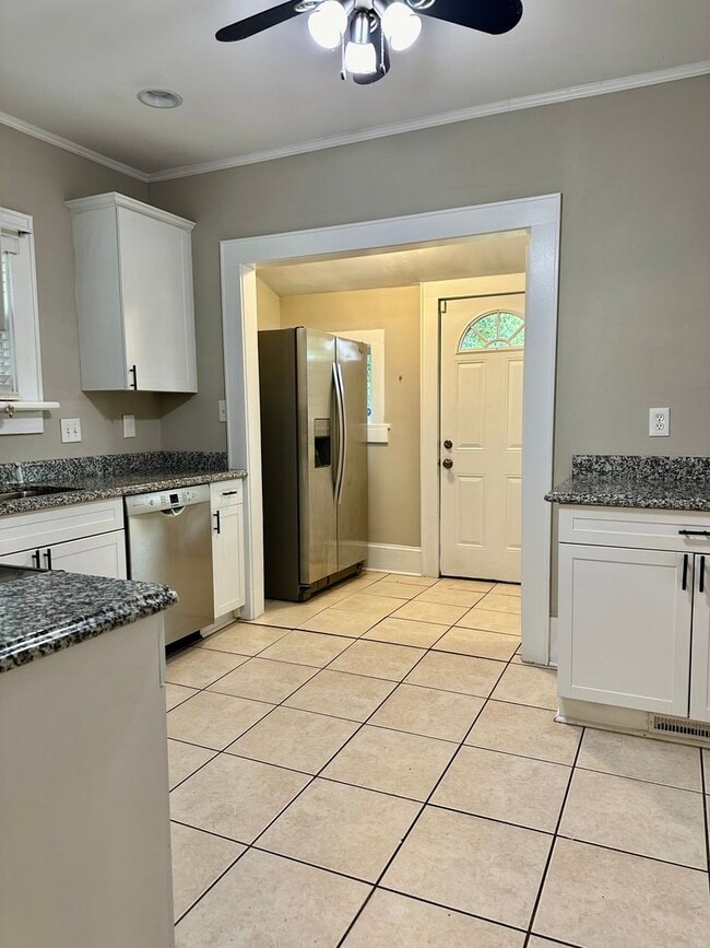 Building Photo - Spectacular Bungalow, Right Outside Uptown!