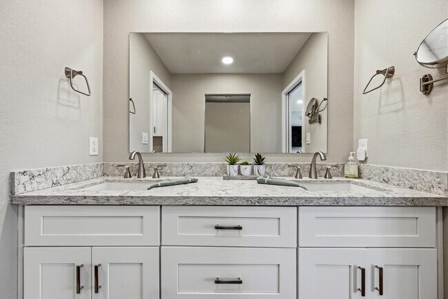 Building Photo - 7340 N Vía Camello Del Norte