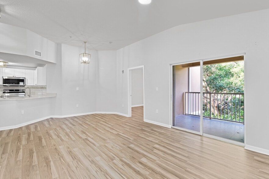 Building Photo - 5095 Fairways Cir