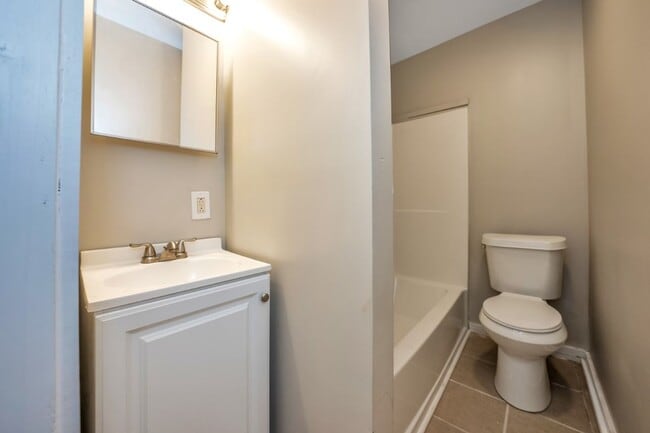 Building Photo - Move in Before the Holidays! Cozy Childers...