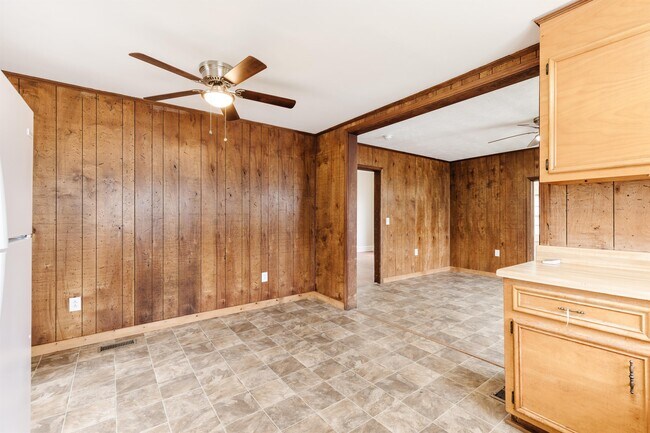 Building Photo - 22 E 7th St