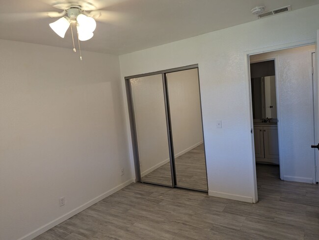 Building Photo - Updated 1 Bedroom Palm Springs Villas