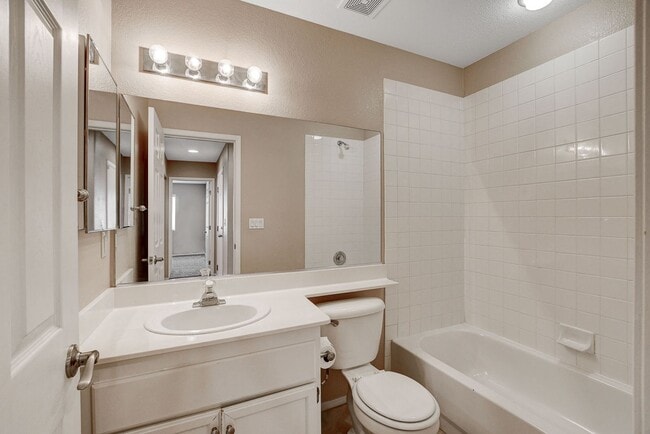 Building Photo - Adorable single story in a gated community!