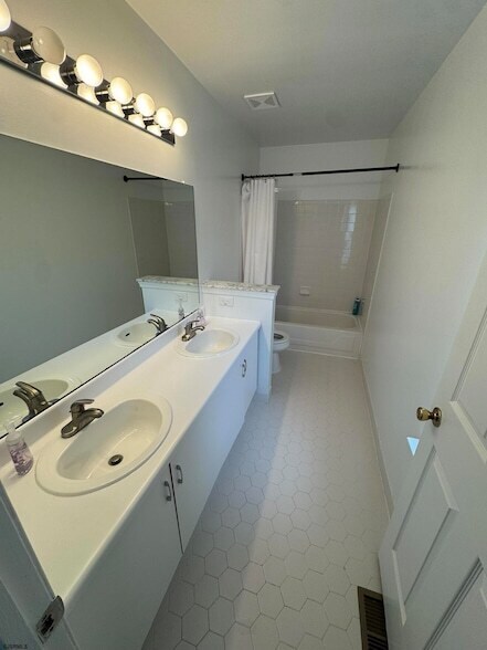 Building Photo - 10 Starboard Ct