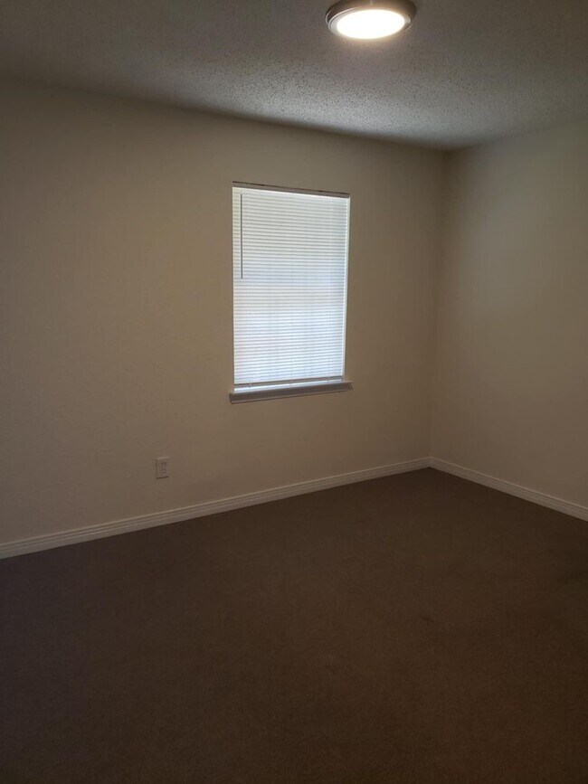 Building Photo - Renovated townhome in a convenient location