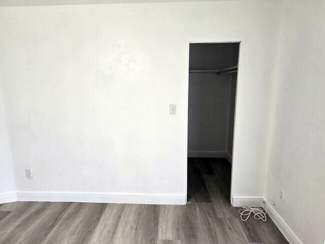 Building Photo - Large Two bedrooms with a cover patio