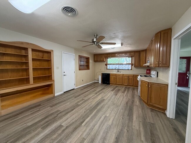 Building Photo - AUGUST PRE-LEASE!  3 Bed, 2 Bath Within Wa...