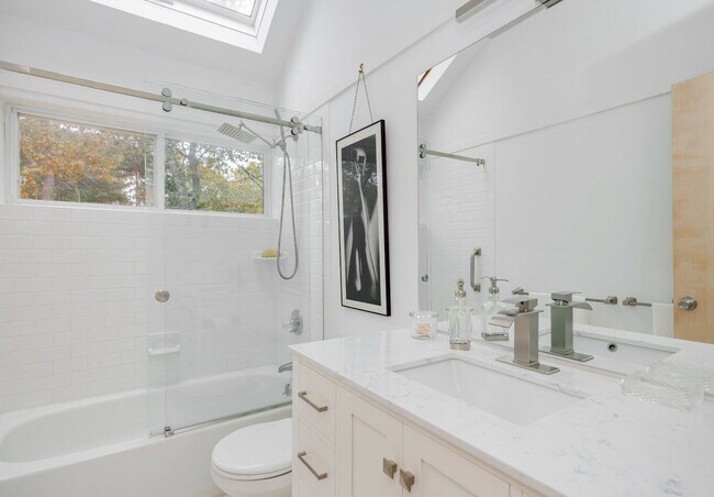 Building Photo - 43 Wooded Oak Ln