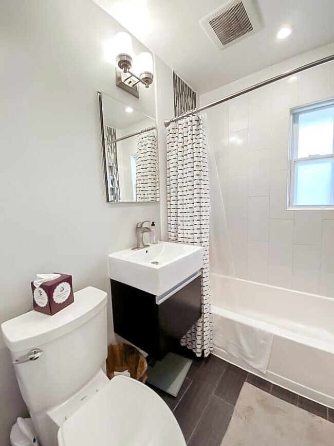 Building Photo - Immaculately Renovated 3 Bedroom 1.5 Bathr...