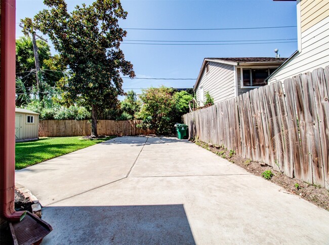 Building Photo - 2608 Rosewood St
