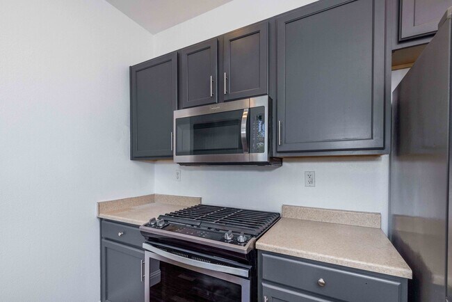 Building Photo - MOVE IN SPECIAL!!! $500 OFF FIRST MONTHS RENT! Come check out this lovely 3 bedroom 2.5 bath home...