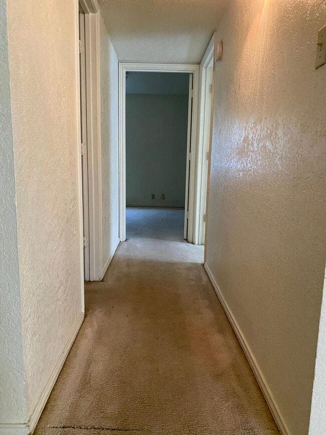 Building Photo - Half Duplex ready for immediate move-in!
