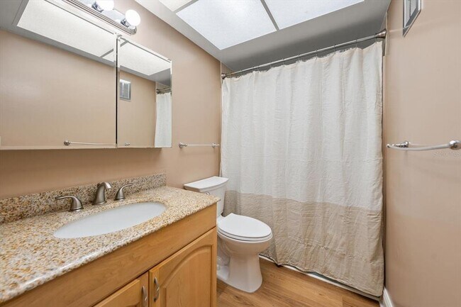 Building Photo - 1975 W Bay Dr