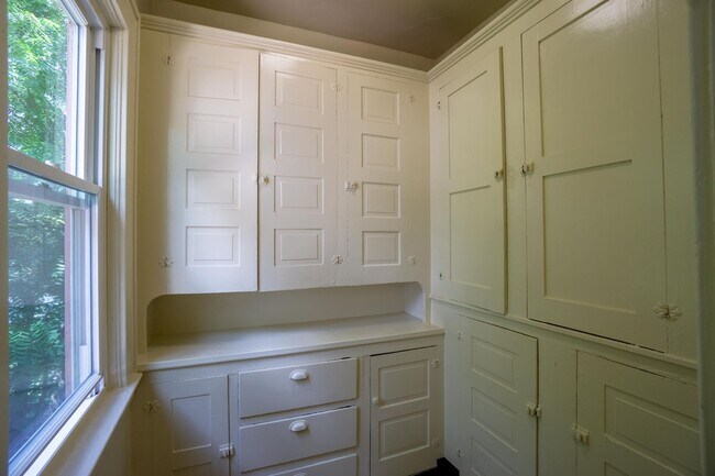 Building Photo - Bright 4 Bedroom Flat With Off Street Park...