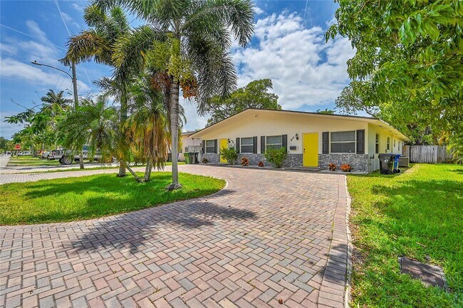 Building Photo - 810 SW 12th Ct