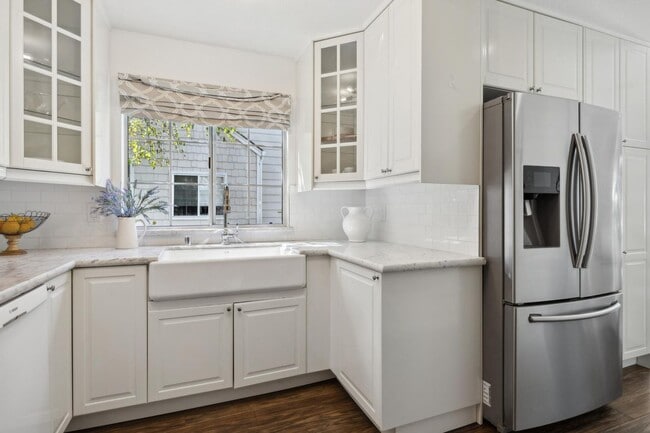Building Photo - Delightful 3/3bth End-Unit Townhouse in Ce...