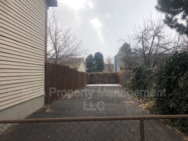 Building Photo - 5943 Lodestone Ave
