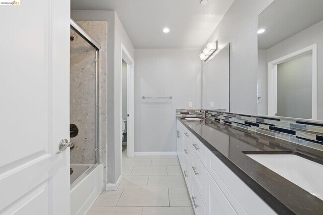 Building Photo - 817 Estancia Ter