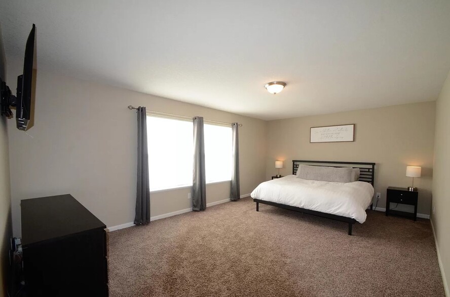Huge Master Bedroom - 3546 Kady Ave NE