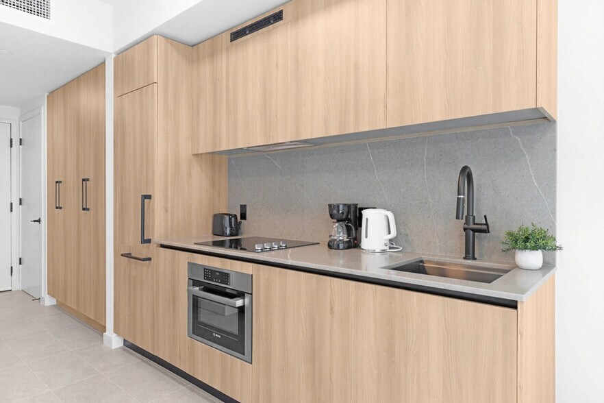 Building Photo - 501 NE 1st Ave