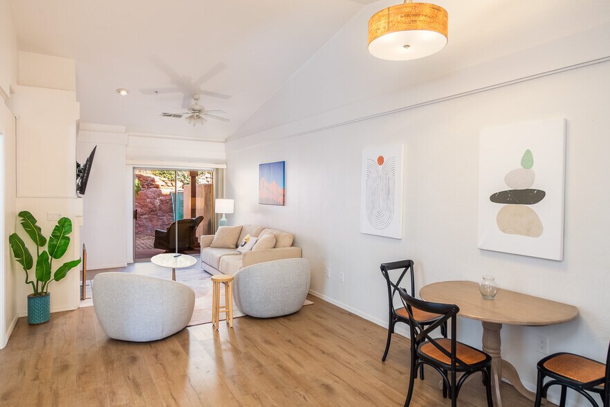 Building Photo - 102 Pine Leaf Ln