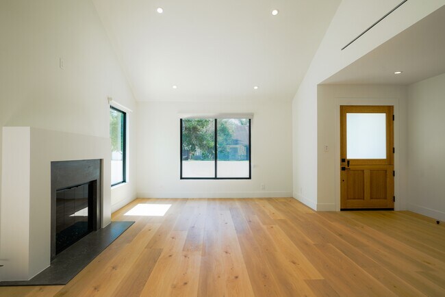 Building Photo - 1800 Oriole Dr