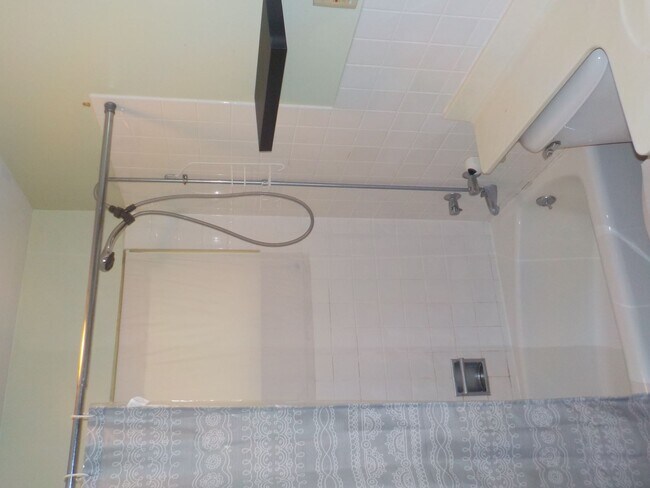 Bath - 101 S Bunker Hill Dr