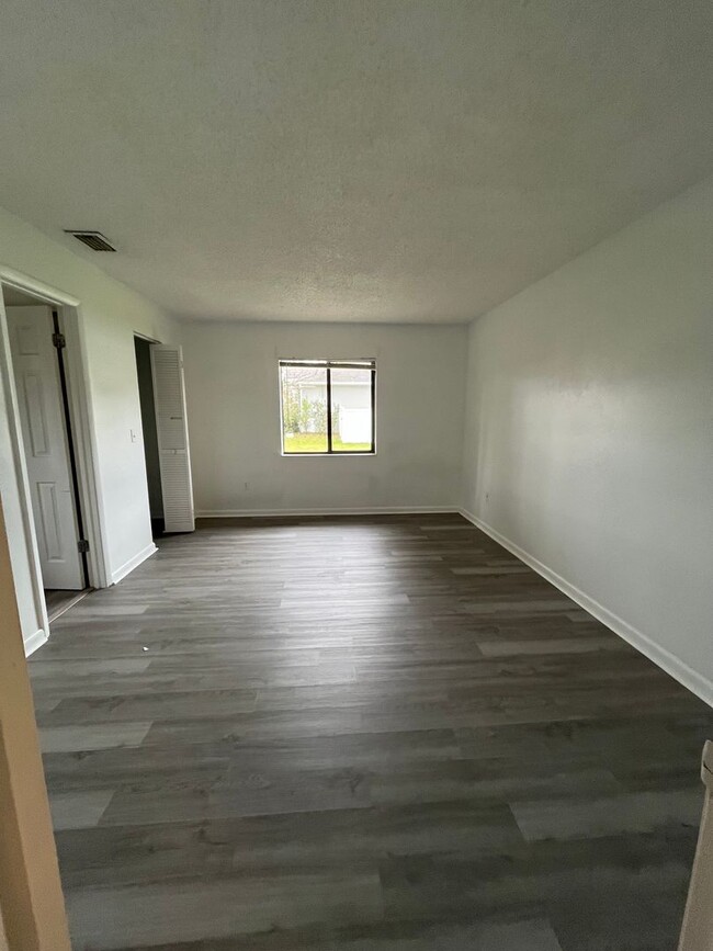 Building Photo - Single Family Home with new Flooring!