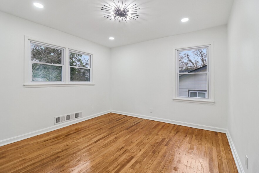 Building Photo - 3159 Bobolink Dr