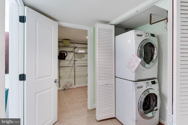 Building Photo - Gorgeous Rowhome Walking Distance to Colum...