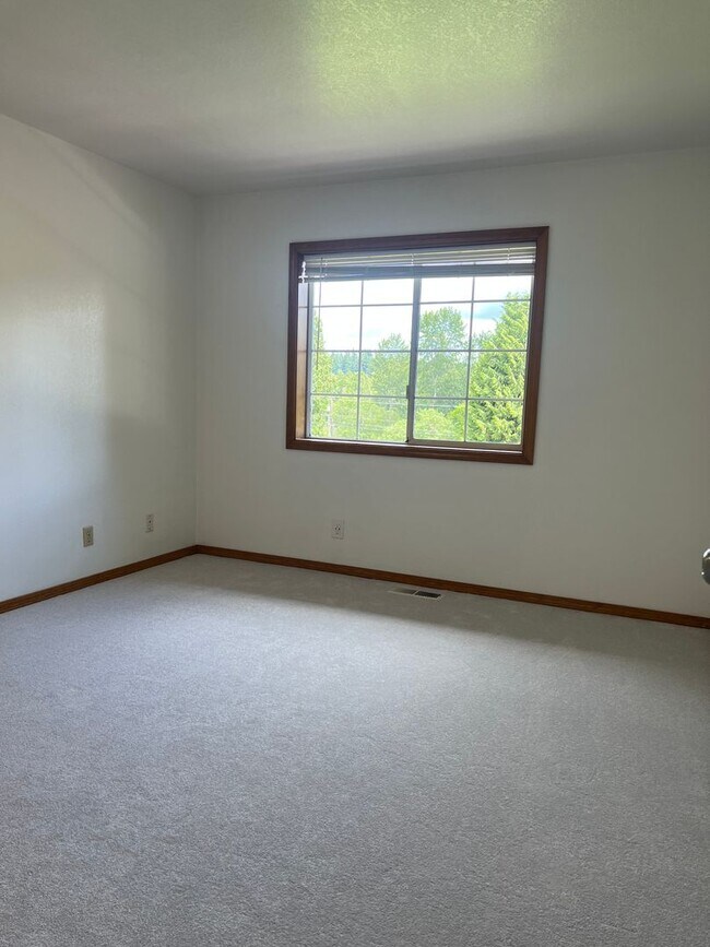 Building Photo - 3 bedroom 2.5 bathroom Home in Lake Steven...