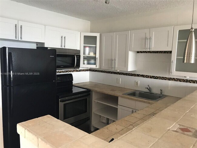 Building Photo - 3475 N Country Club Dr