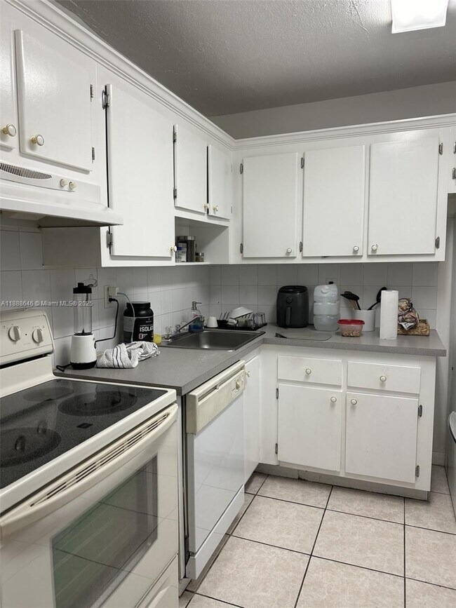 Building Photo - 9440 Fontainebleau Blvd