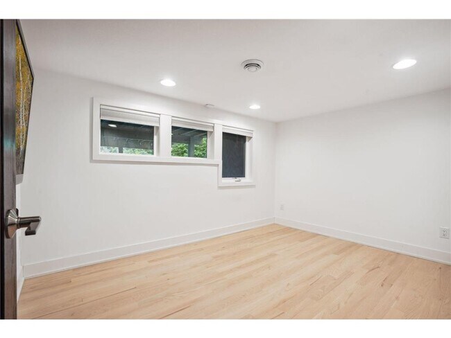 Building Photo - 209 Westwood Dr N