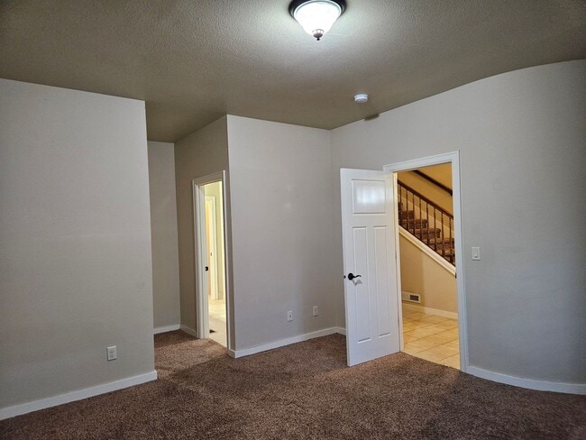 Building Photo - 3Bd/2Ba Two story townhouse - Available to View!