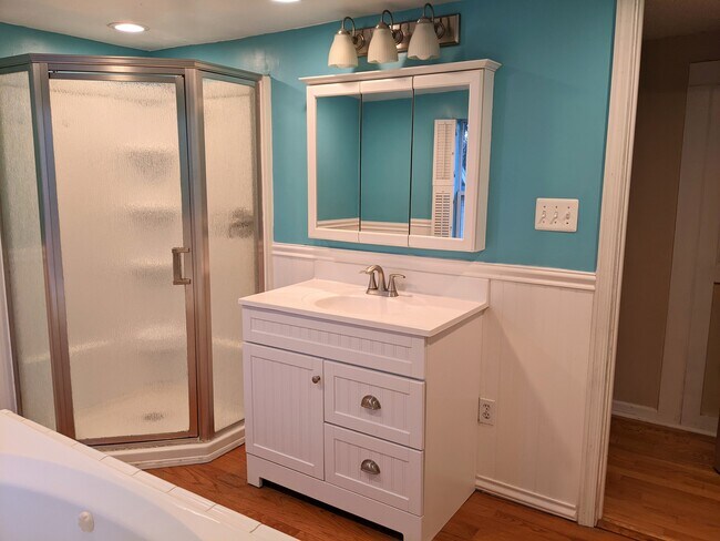 Full Bathroom - 5 Edgewood Rd