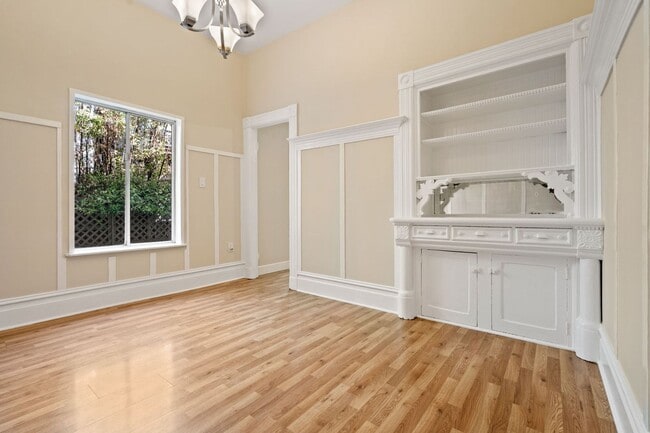 Building Photo - 2 Bed, 1 Bath Noe Valley Flat w Office + G...