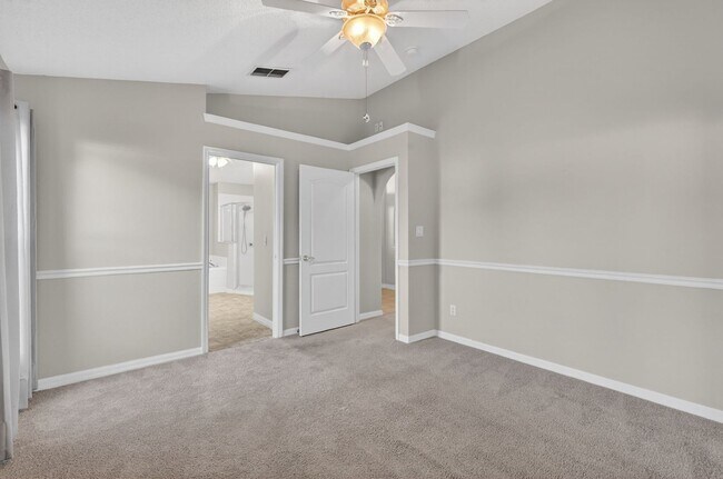 Building Photo - Available NOW - 3/2 Split Plan Home in Eustis with large Florida Rm!