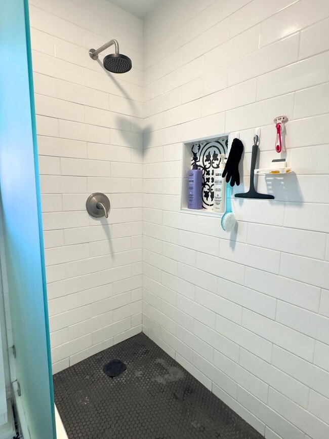 Building Photo - Upgraded One-Bedroom in Kensington