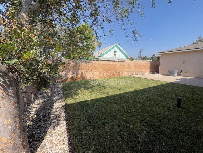 Building Photo - 7893 Mango Ave