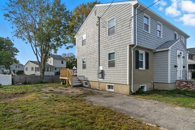 Building Photo - 33 Park Dr