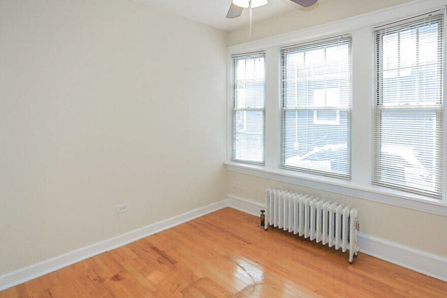 Building Photo - 1615 W Berteau Ave