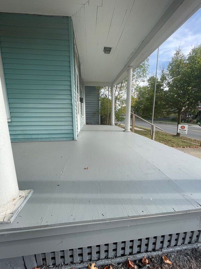 Building Photo - 3 Bedroom Single Family Home Near Columbia...