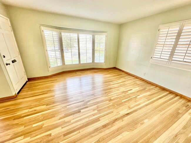 Building Photo - 3 Bedroom 2 Bathroom Lakewood House with Private Backyard down the street from Lakewood High School