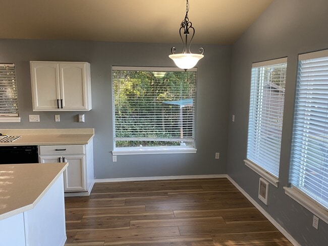 Building Photo - 348 Cockle St SW