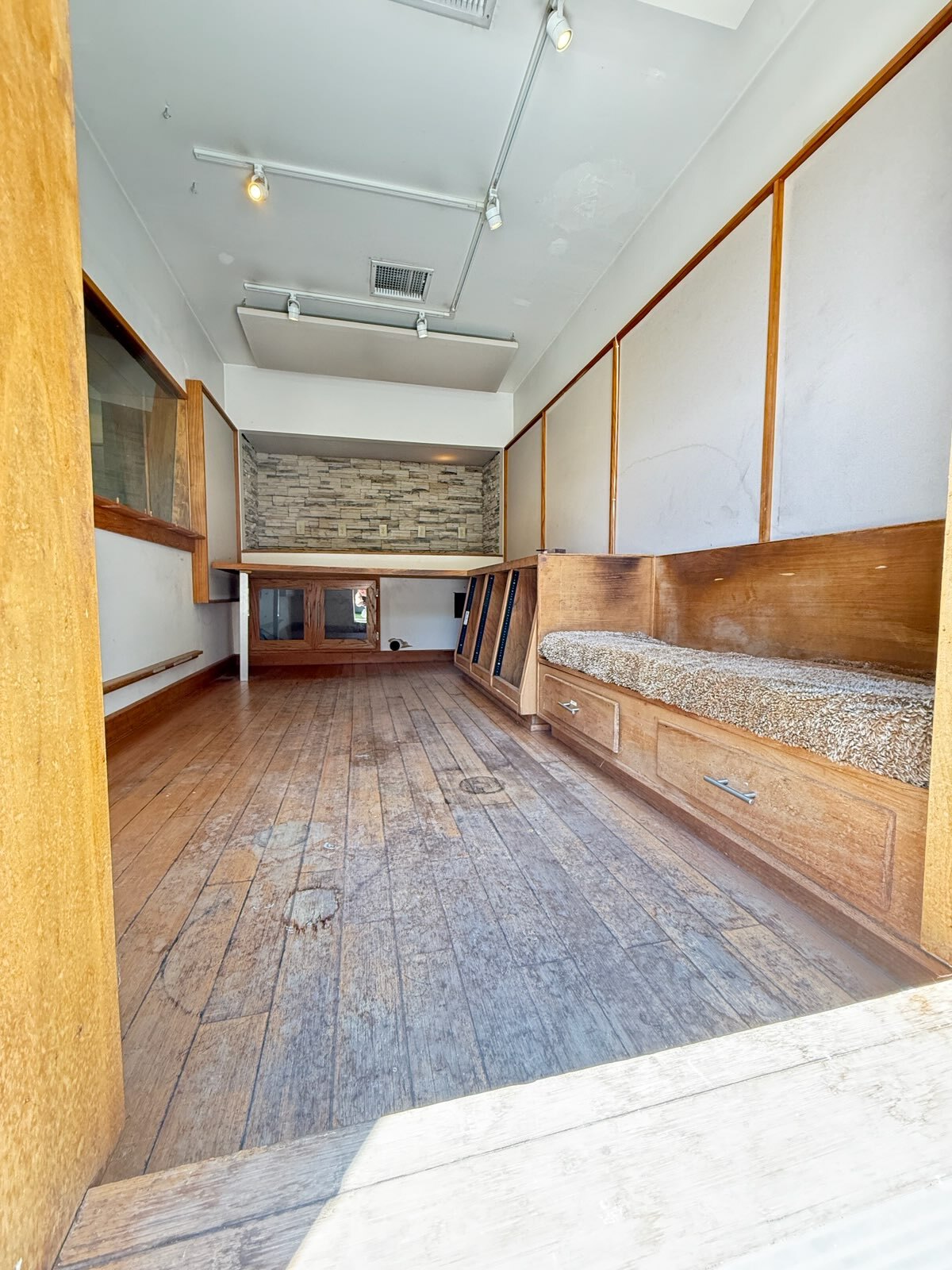 Voice booth - 3964 Goodland Pl