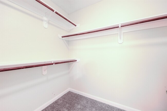 Building Photo - 11905 Algonquin Dr